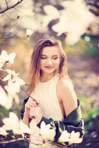 Menina posando no jardim magnólia — Fotografia de Stock