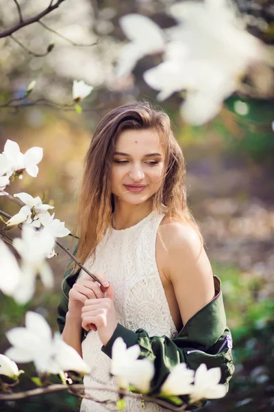 Menina posando no jardim magnólia — Fotografia de Stock