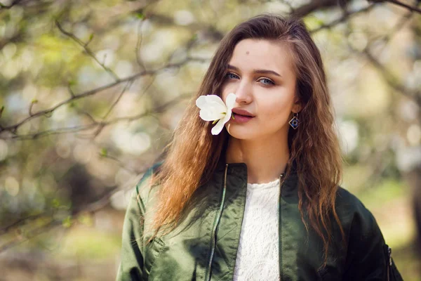 Chica posando en magnolia jardín — Foto de Stock