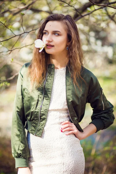 Menina posando no jardim magnólia — Fotografia de Stock