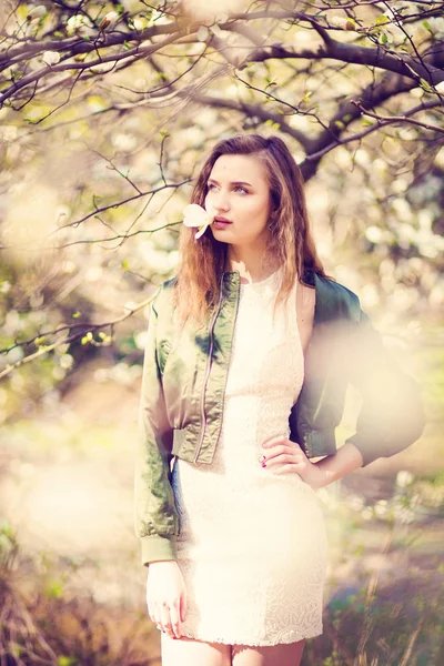 Ragazza in posa in magnolia giardino — Foto Stock