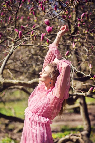 Dívka pózuje v zahradě magnolia — Stock fotografie