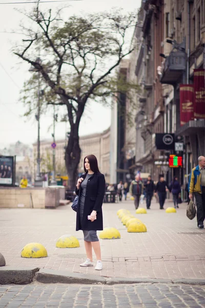 Dívka pózuje na ulici — Stock fotografie