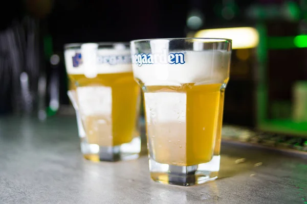 Kiev, Ukrayna - 5 Mayıs 2018: Hoegaarden bira cam Kiev, bir restoran barda Cuma gecesi partisinde bokeh arka plan bulanıklık.