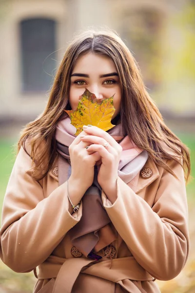 Elegantní žena v podzimním parku — Stock fotografie