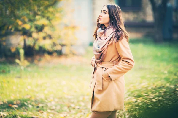 Stilvolle Frau im Herbstpark — Stockfoto