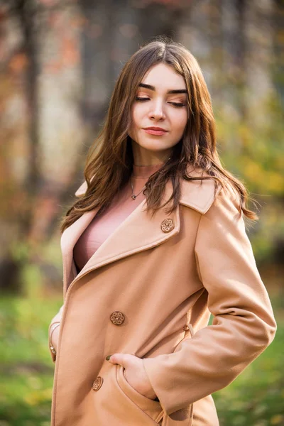 Donna elegante nel parco autunnale — Foto Stock