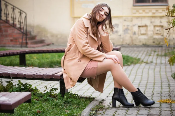 Stilvolle Frau im Herbstpark — Stockfoto