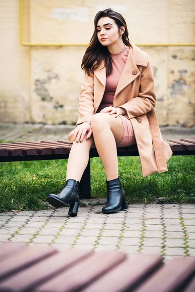 Donna elegante nel parco autunnale — Foto Stock