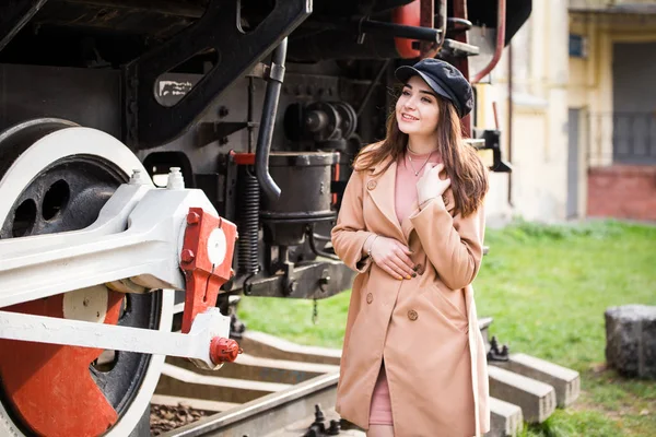 Mulher elegante no parque de outono — Fotografia de Stock