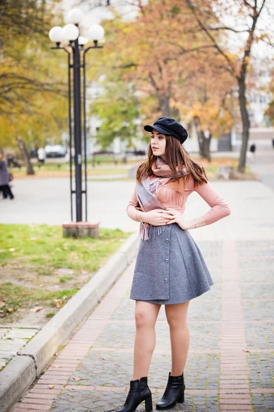 Stylish woman jesienny park — Zdjęcie stockowe