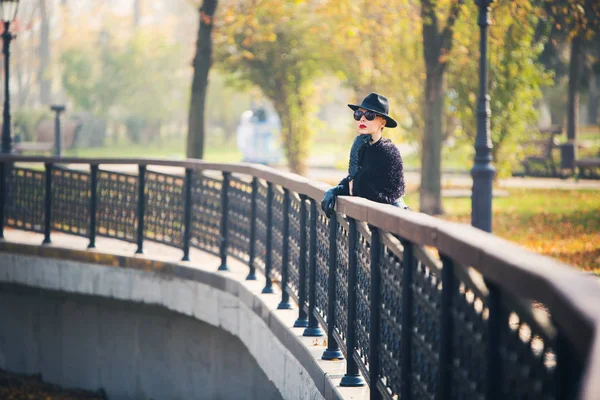 Femme élégante dans le parc d'automne — Photo