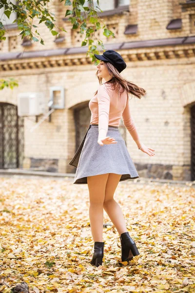 Stylish woman jesienny park — Zdjęcie stockowe