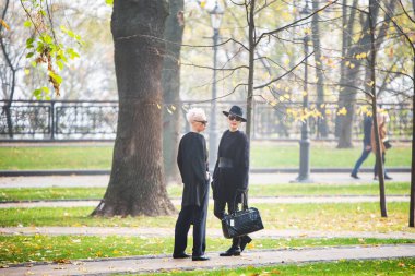 İki şık güzel kadın.