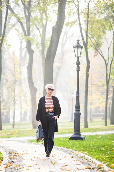 Stylová blondýna v podzimním parku — Stock fotografie