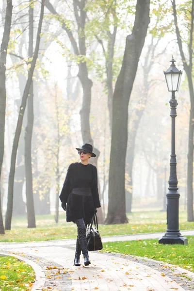 Elegantní žena v podzimním parku — Stock fotografie