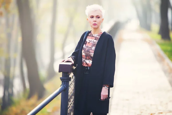 Mulher loira elegante no parque de outono — Fotografia de Stock