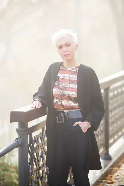 Elegante donna bionda nel parco autunnale — Foto Stock