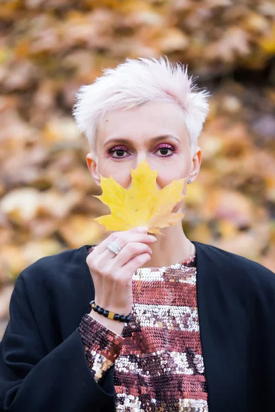 Stylish woman in autumn park — Stock Photo, Image