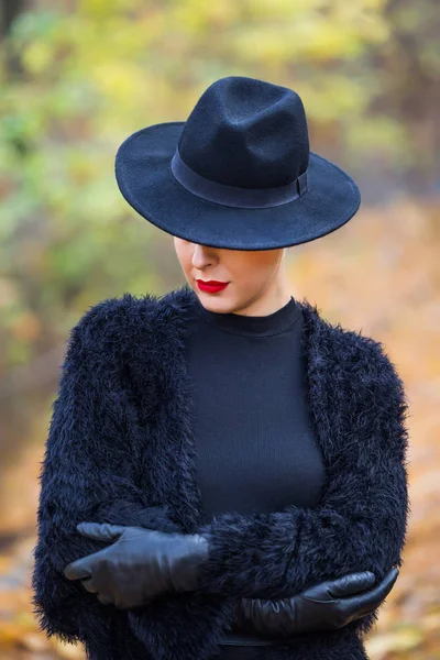 Mujer elegante en el parque de otoño —  Fotos de Stock