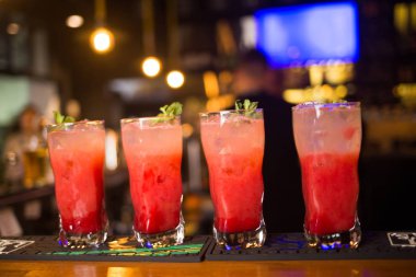 Alkollü kırmızı kokteyller