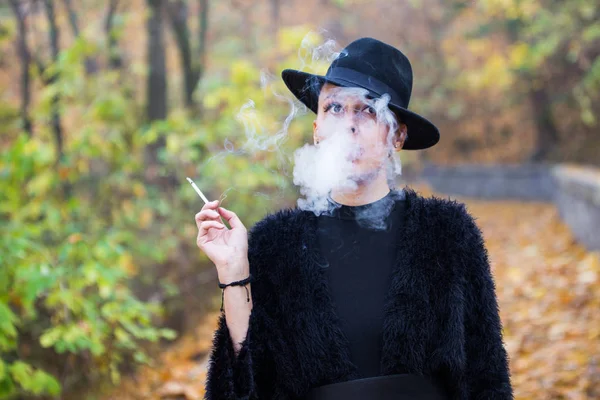 Mujer elegante con humo — Foto de Stock