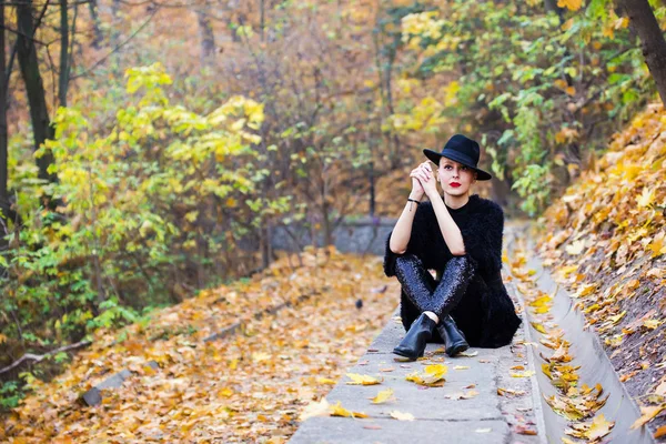 Elegantní žena v podzimním parku — Stock fotografie