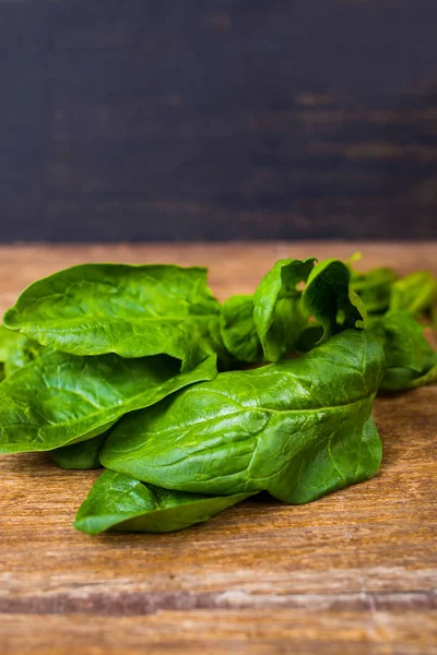 Frischer grüner Spinat — Stockfoto