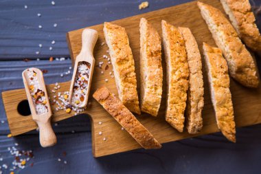 Çıtır tuzlu ekmek.