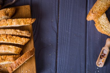 Çıtır tuzlu ekmek.