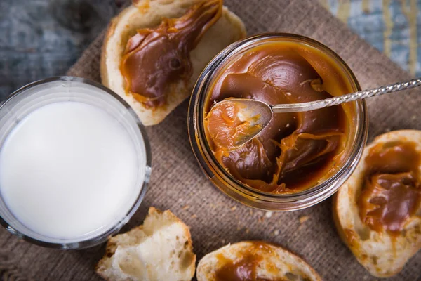 Pasta di cioccolato con pane fresco — Foto Stock