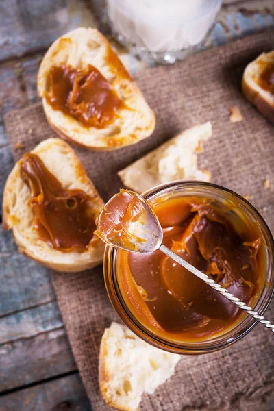 Pasta di cioccolato con pane fresco — Foto Stock