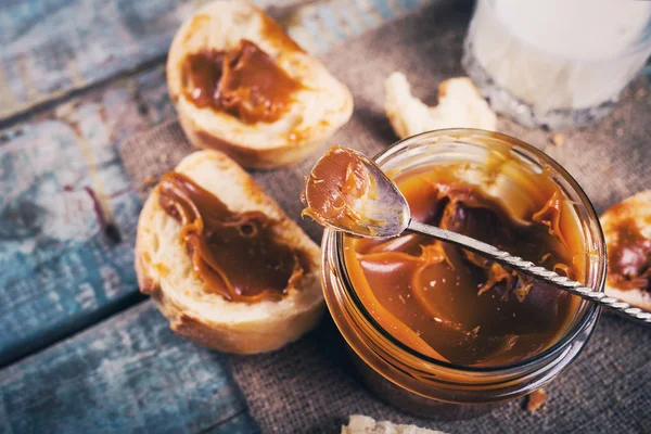 Pasta di cioccolato con pane fresco — Foto Stock