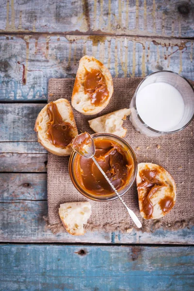 Pasta di cioccolato con pane fresco — Foto Stock