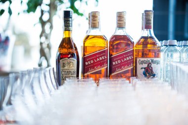 Kyiv, Ukrayna - Mar 2020: Kaptan Morgan ve Johnnie Walker 'ın şişeleri, yılda 130 milyonun üzerinde satışıyla dünyanın en yaygın olarak dağıtılan karışık viski markası..