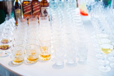 Sert içkilerin içinde etkinliğin misafirleri için yemek servisi var.