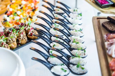 Çeşit çeşit aperatiflerle servis masası.