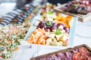 Çeşit çeşit aperatiflerle servis masası.