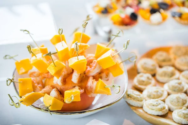 Evenemang Catering Inomhus Bankett Bord Med Mängd Olika Snacks — Stockfoto