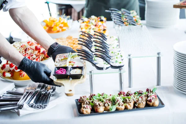 Kyparen Gör Organisationen Snacks Bordet Innan Ankomsten Gästerna — Stockfoto