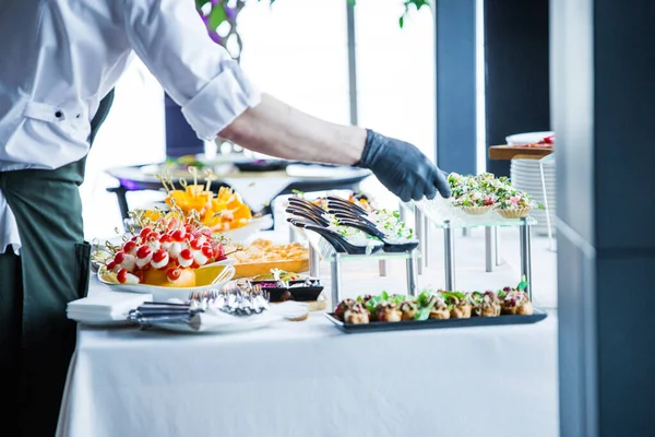 Kyparen Gör Organisationen Snacks Bordet Innan Ankomsten Gästerna — Stockfoto