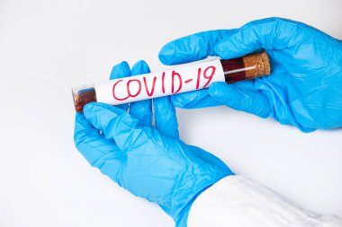 Coronavirus Covid 19, Coronavirus covid 19 araştırma laboratuarındaki bilim adamı doktor biyolojik tehlike koruma giysisinin örnek tüpünden enfekte olmuş kan örneği.