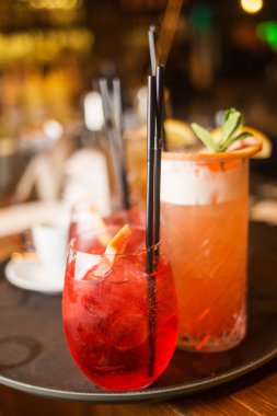 Lokantadaki tepside bir kaç farklı lezzetli kokteyl.