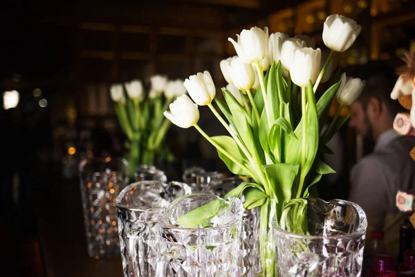 Bouquet Avec Des Tulipes Blanches Fraîches Vase Photo Restaurant — Photo