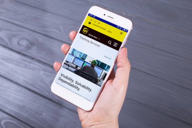 Kyiv, Ukrayna - 22 Nisan 2020: UPS web sitesi akıllı telefonda gösterildi