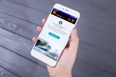 Kyiv, Ukrayna - 22 Nisan 2020: UPS web sitesi akıllı telefonda gösterildi