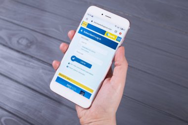 Kyiv, Ukrayna - 22 Nisan 2020: Kıbrıs Bankası İnternet sitesi akıllı telefondan gösterildi. Cep telefonundan İnternet erişimi