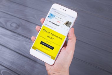 Kyiv, Ukrayna - Nisan 2020: Archiproduct web sitesi akıllı telefondan gösterildi. Cep telefonundan internet erişimi