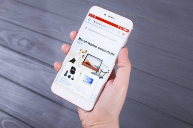 Kyiv, Ukrayna - Nisan 2020: Akıllı telefondan gösterilen Best Buy web sitesi. Cep telefonundan İnternet erişimi
