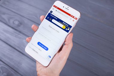 Kyiv, Ukrayna - 1 Mayıs 2020: Walmart 'ın ekranda olduğu akıllı telefonu tutan eller, Illustrative Editorial